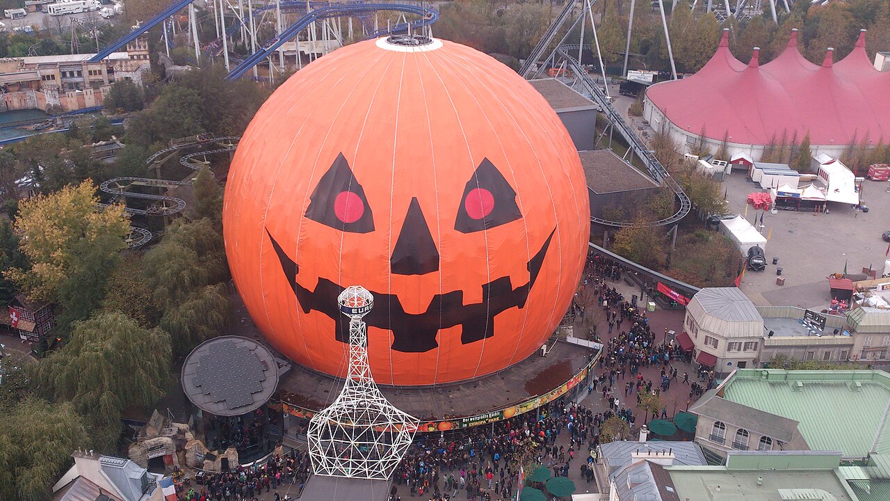 Décors d'Halloween à Europa-Park : citrouilles illuminées autour de l'Eurosat