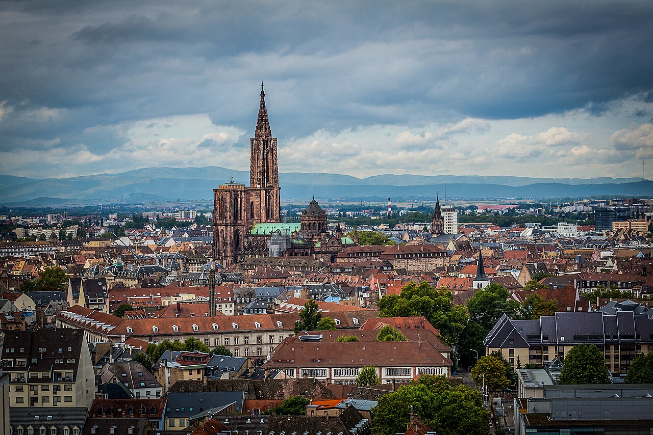 Vue aérienne de Strasbourg vers la cathédrale Notre-Dame, à 15 minutes d'Europa-Park